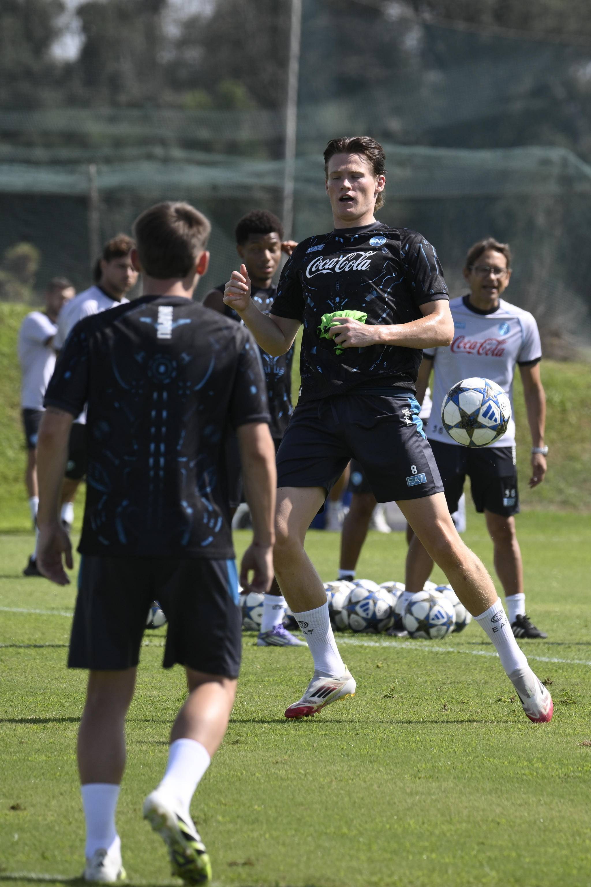 九游体育-包含冲刺阶段曼联调整名单以备中超转会期多特蒙德备战欧冠，德布劳内在加拿大队比赛中惊险取胜瞬间刷屏的词条